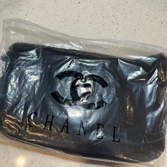 Chanel Black Shoulder/Crossbody authentic GWP - Picture 13 of 13